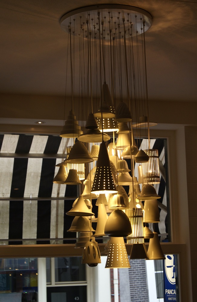 déco intérieure avec lustre chez pancakes amsterdam