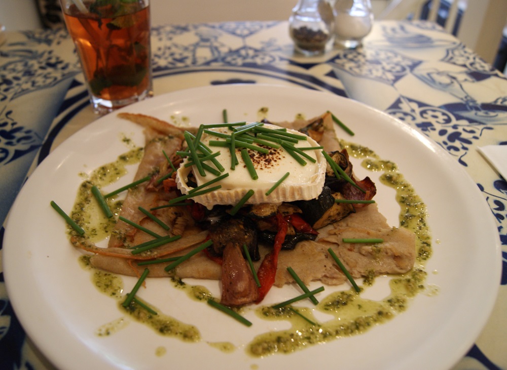 crêpe salée avec fromage chèvre au resto avec verre de limonade