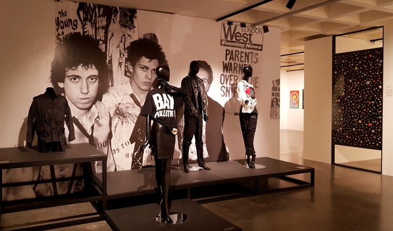vêtements sur mannequins en plastique expo punk bruxelles