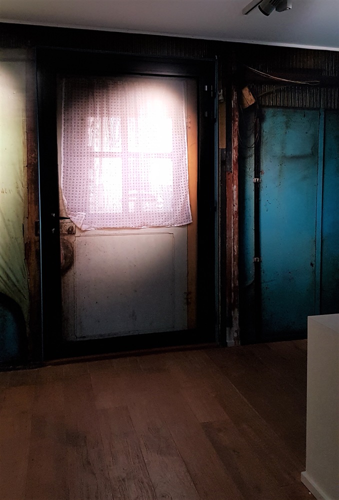 photo d'une porte avec voilage signée genevieve gleize