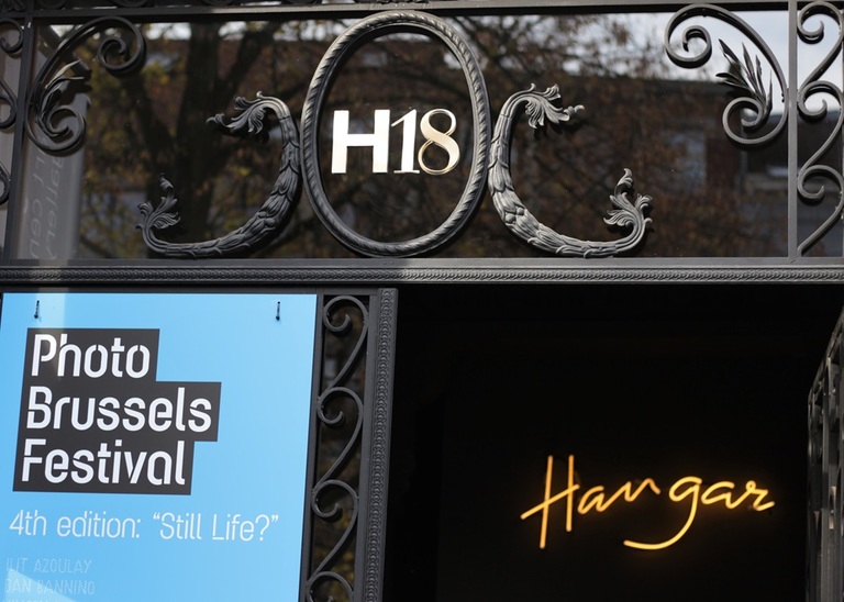 entrée extérieure hangar bruxelles avec affiche festival