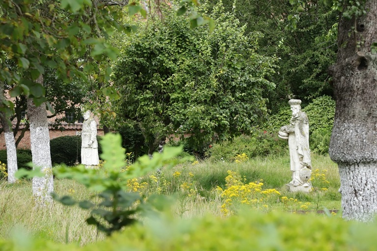 statues dans jardin et verger du béguinage d'anvers