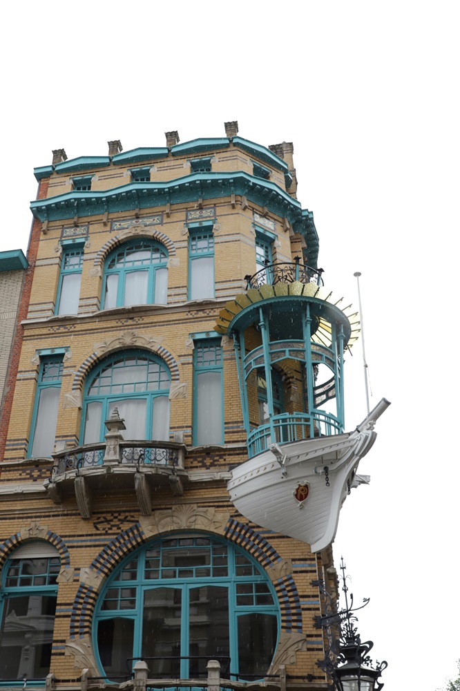 maison het bootje à anvers avec façade art nouveau et proue de bâteau en balcon