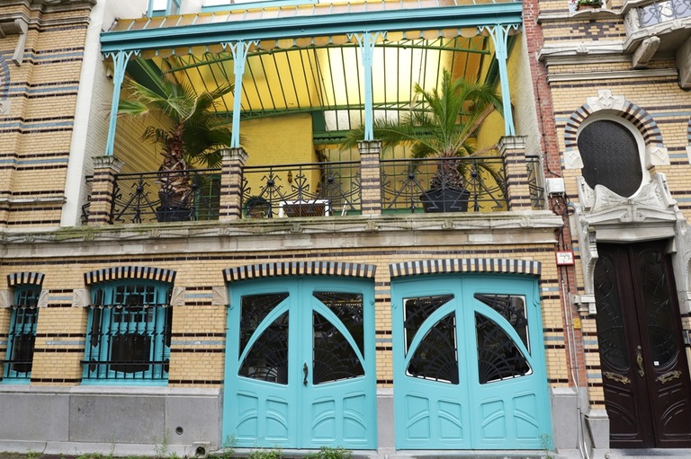 façade jaune et turquoise art nouveau anvers