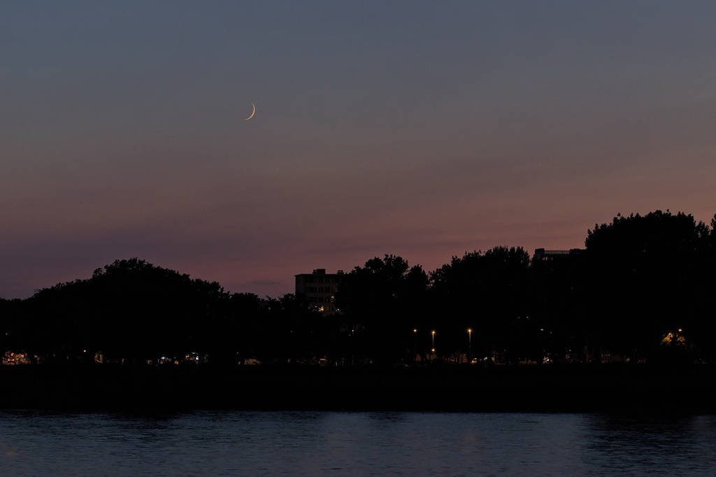 anvers by night avec fleuve ciel rose et lune