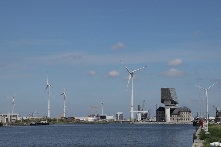 port d'anvers avec éoliennes, mer et Havenhuis