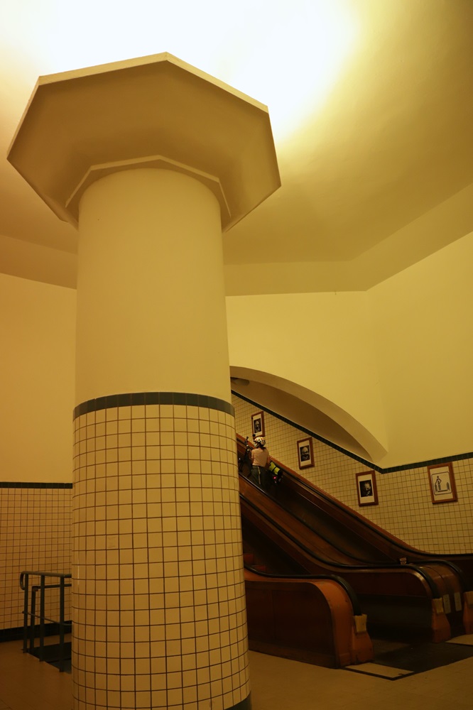 colonne et escalator art déco tunnel anvers
