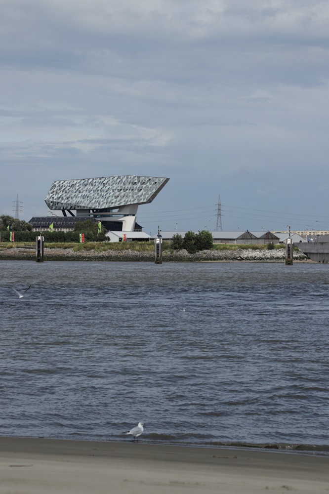 vue sur havenhuis à anvers depuis la plage sint-anneke