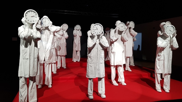 statues sur urgence climatique à the climate show bruxelles
