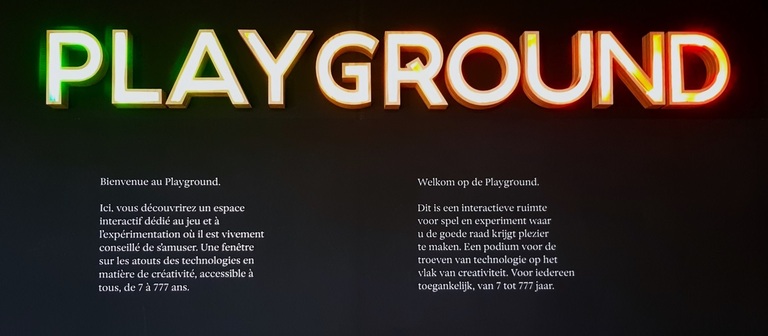 panneau avec lettres playground en couleurs