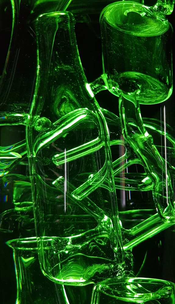 structure neon vert avec bouteille et tube