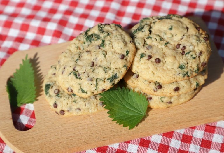 cookies aux orties sur planche en bois