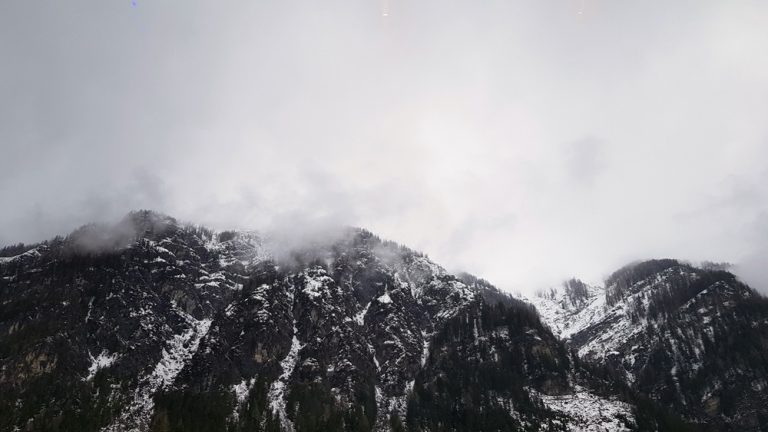montagnes enneigées avec brume au dessus