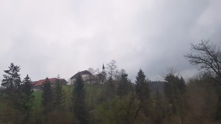 village et église en hauteur en autriche