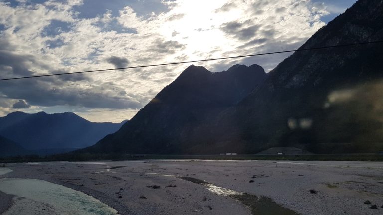rivière et montagnes