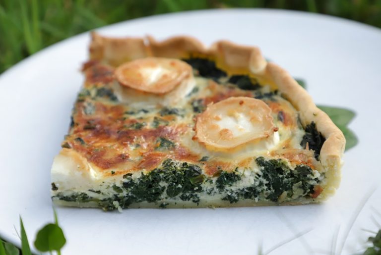 morceau de quiche à l'ortie et fromage de chèvre sur assiette