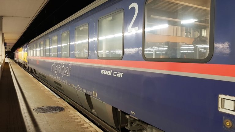 wagon extérieur train nuit obb nighjet