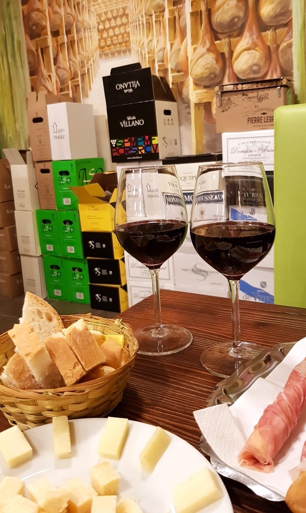 verres de vin et assiettes de fromages et de prosciutto à cividale del friuli
