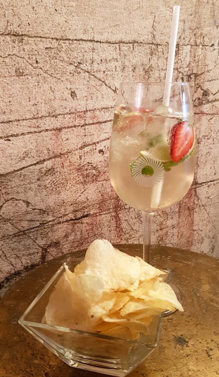 verre du Hugo avec des chips