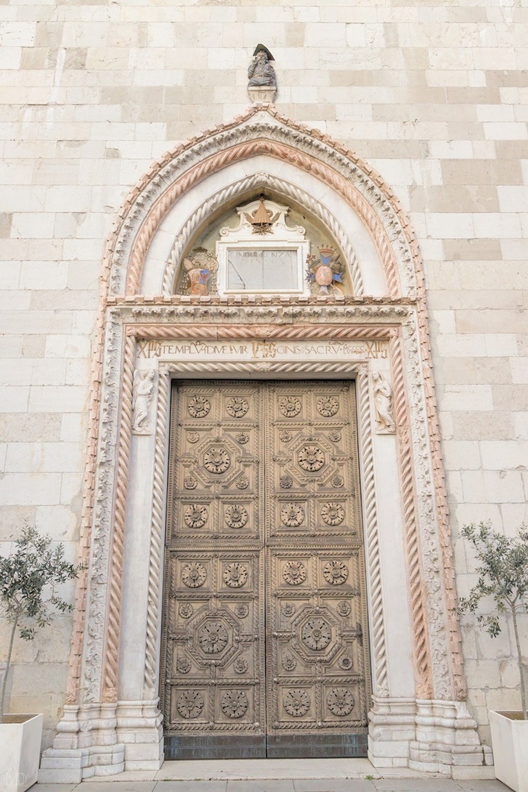 porte en façade extérieure de la cathédrale santa maria assunta à cividale