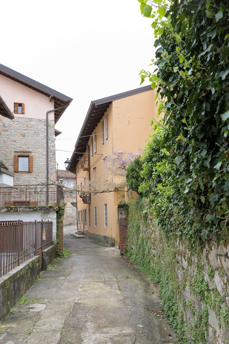 ruelle étroite à l'arrière de maison