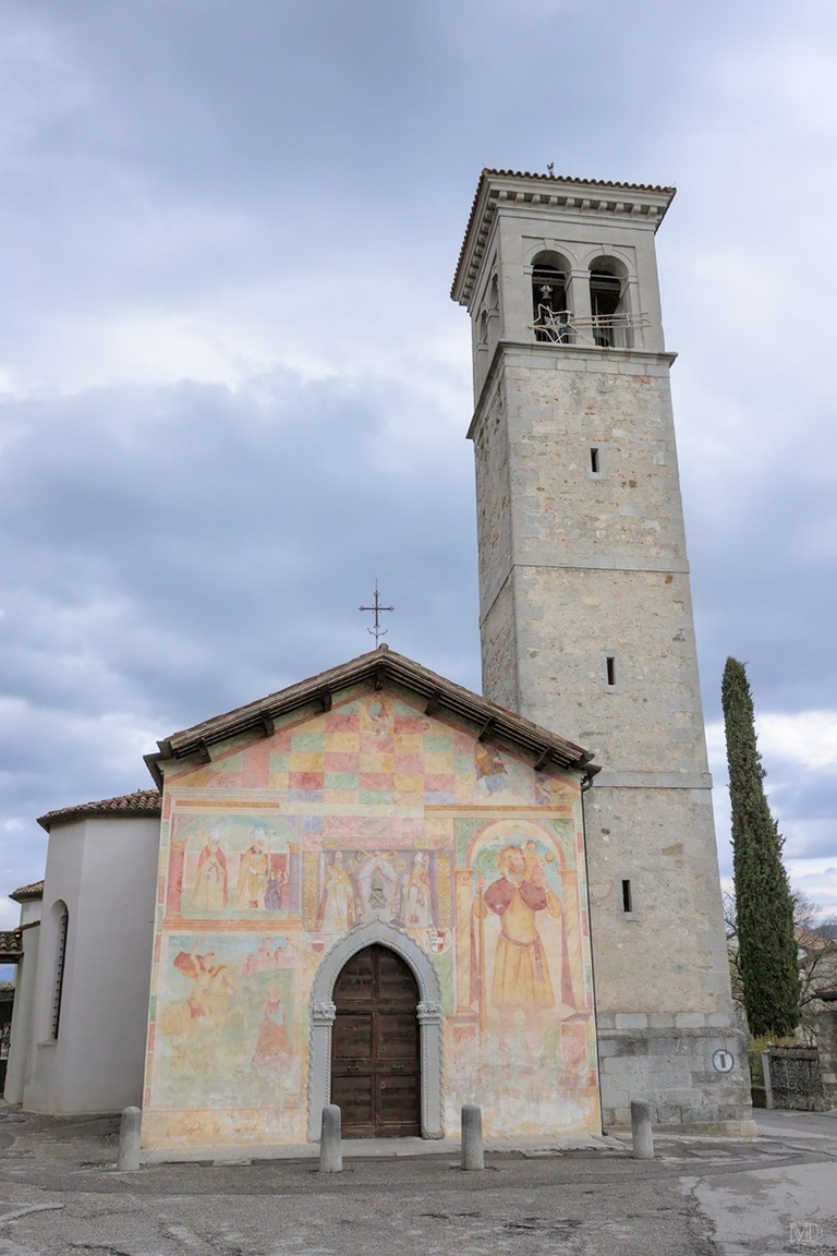église avec fresque murale en façade à Cividale del friuli