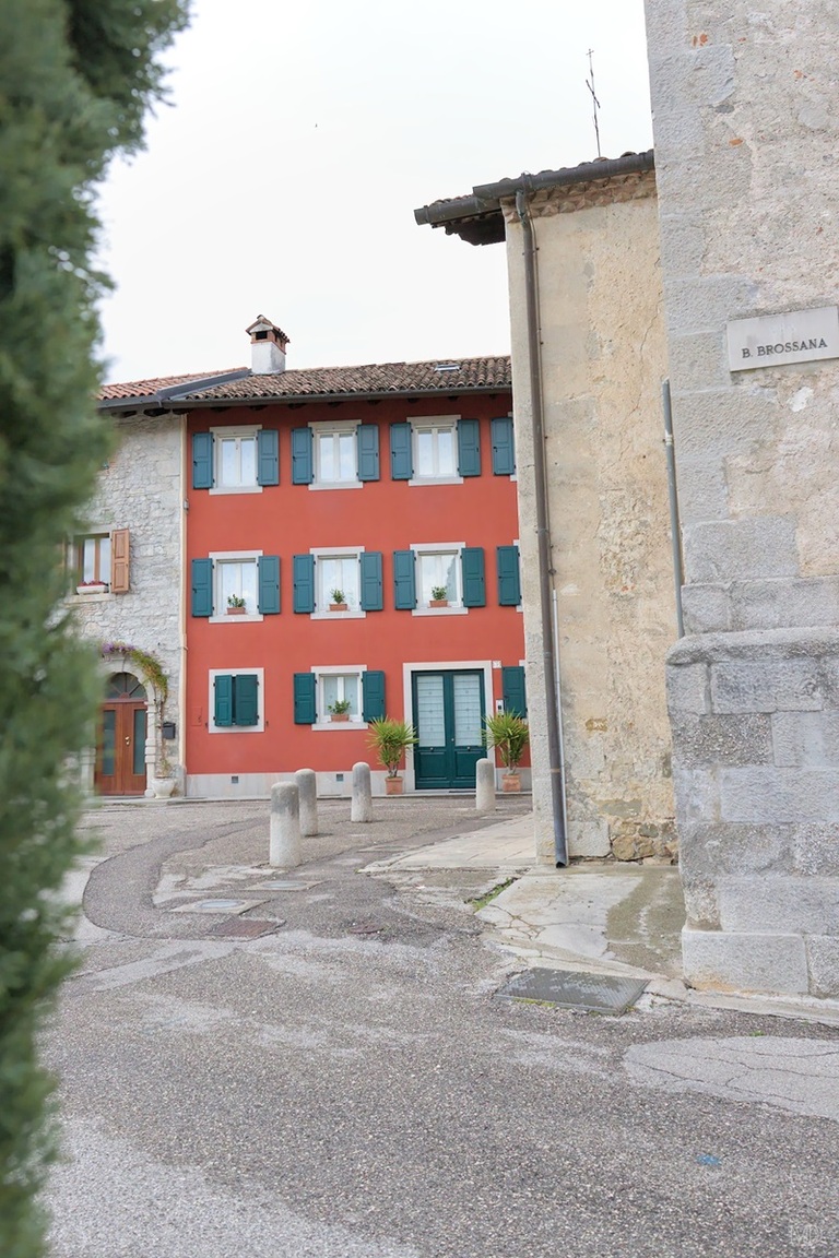 maisons avec une façade rouge à cividale del friuli