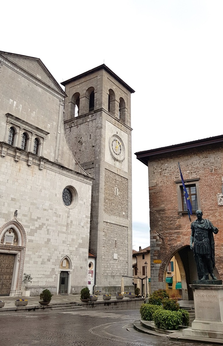 statue jules cesar cividale del friuli