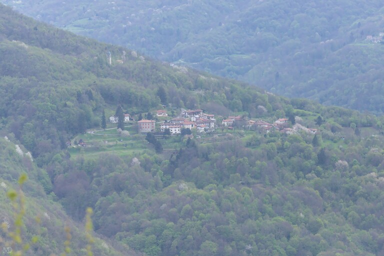 vue depuis castelmonte sur un village perché au milieu des montagnes