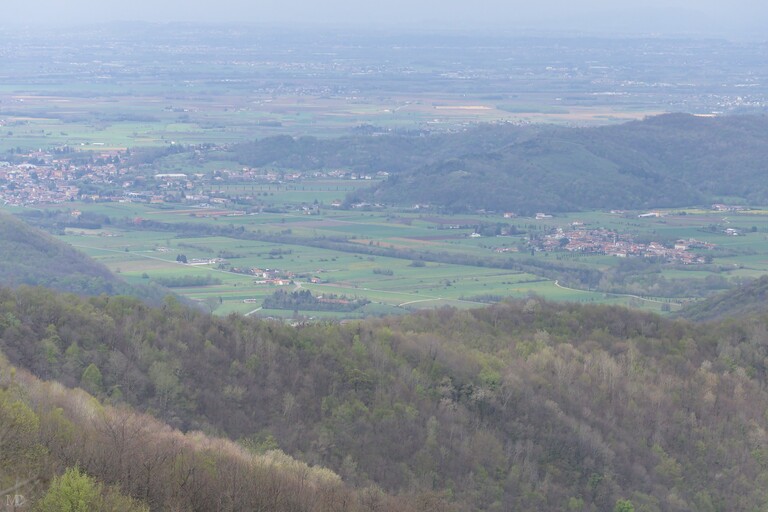 panorama avec montagnes et au loin la ville de cividale del friuli