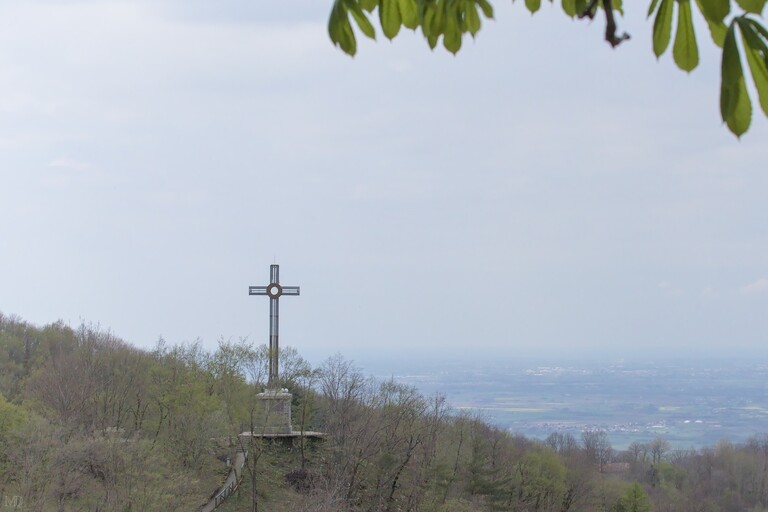 vue sur la montagne et une grande croix