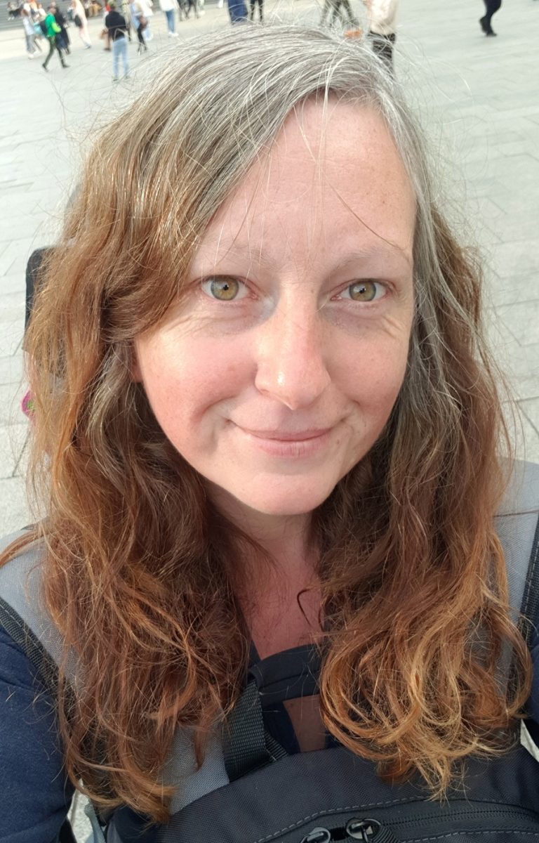 femme au cheveux longs