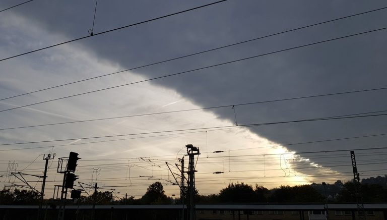 ciel nuageux et fils électriques