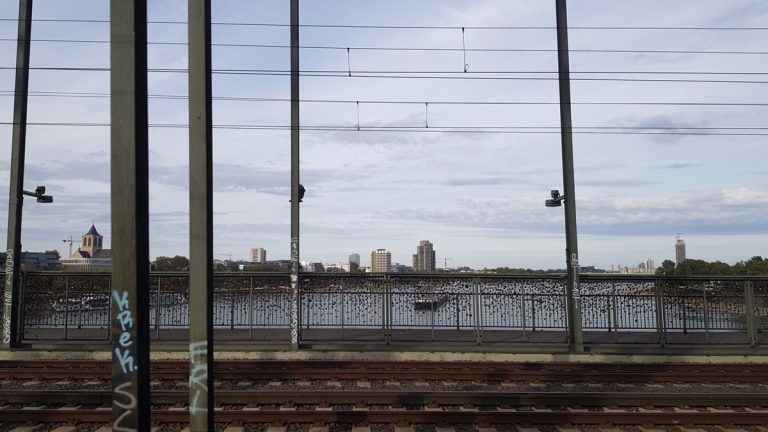 vue sur ville et canal depuis pont chemin de fer