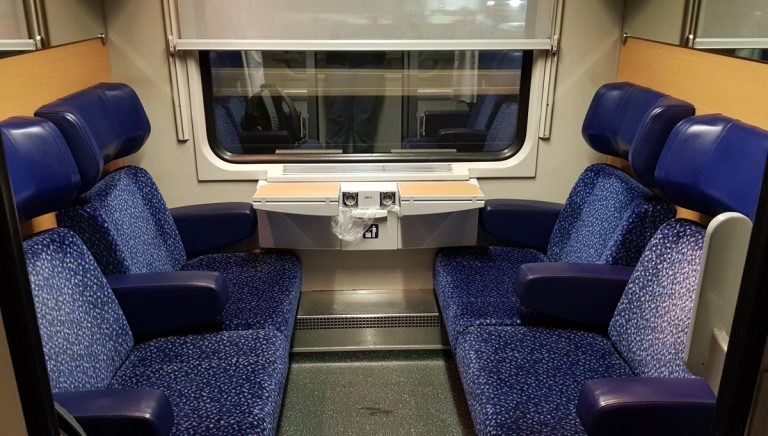 intérieur compartiment place assise train de nuit nightjet