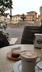 cappuccino en terrasse face à place de la liberté