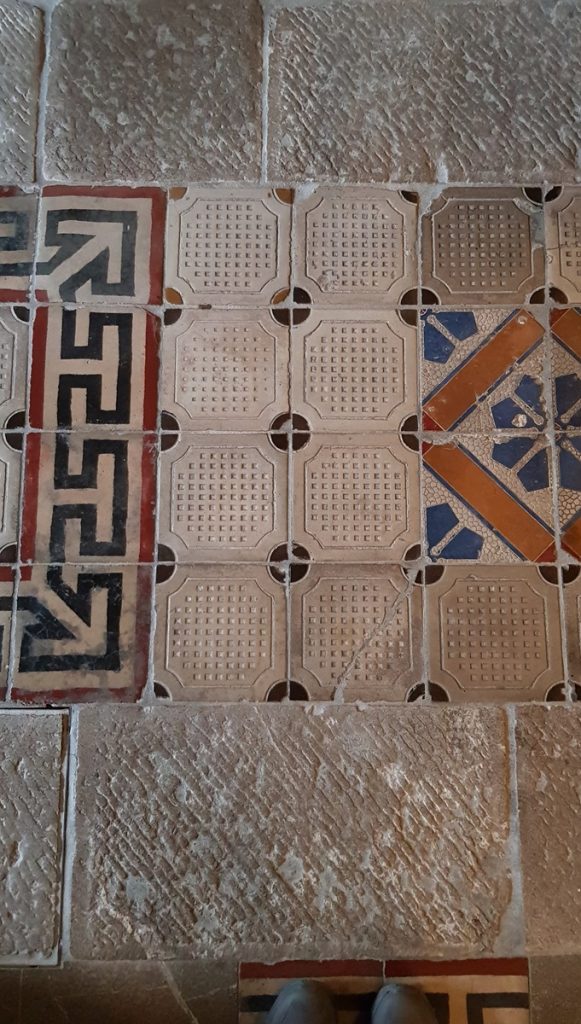 vieux carrelages d'époque dans maison des années 1600