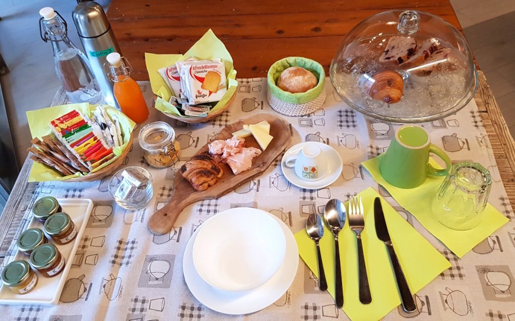 table avec petit déjeuner sucré et salé