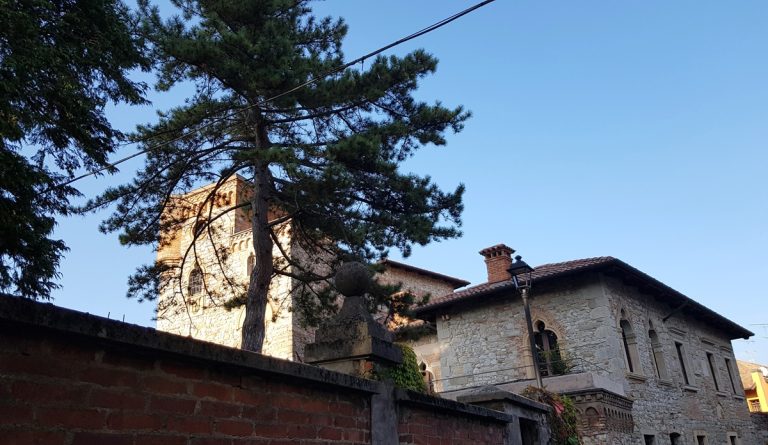 vieille bâtisse entourée d'un mur