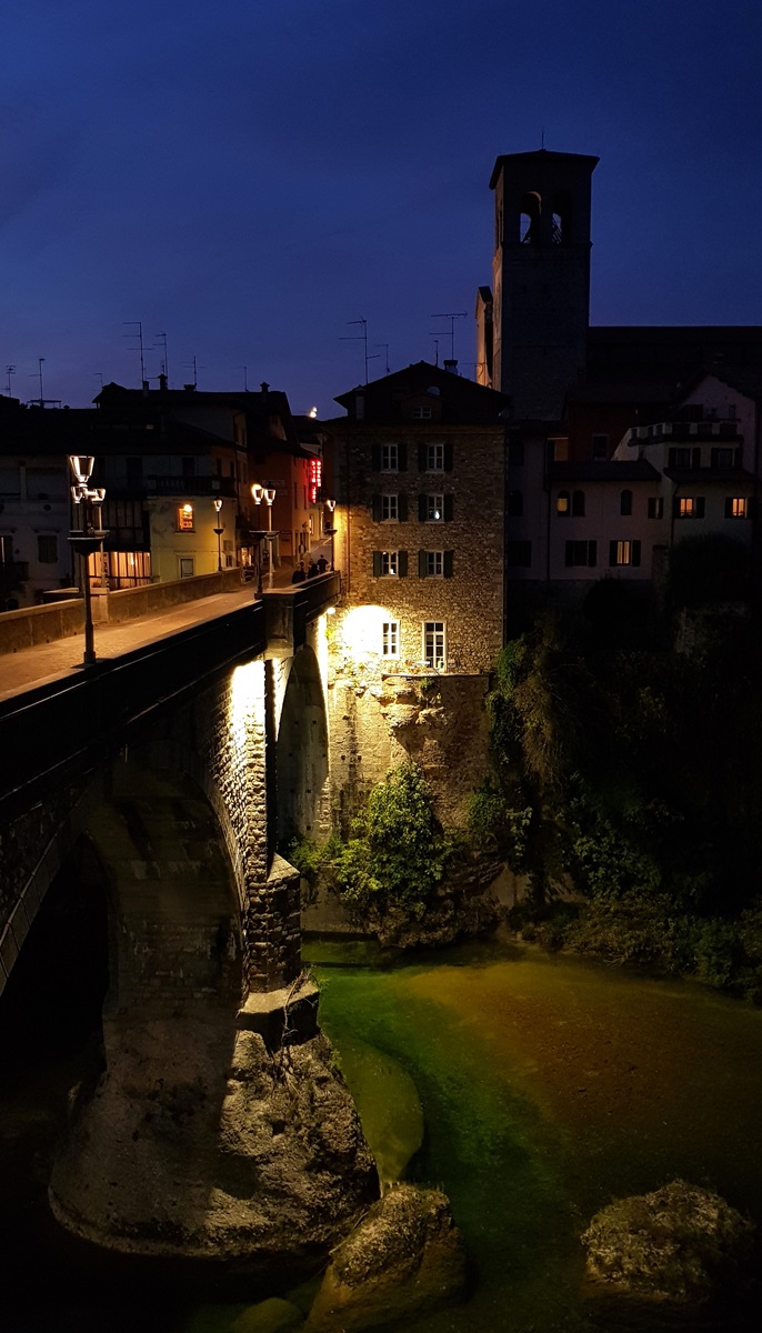 pont du diable à cividale éclairé la nuit