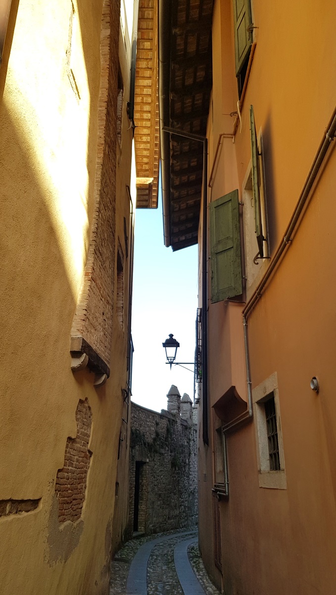 ruelle étroite vers ancienne enceinte médiévale