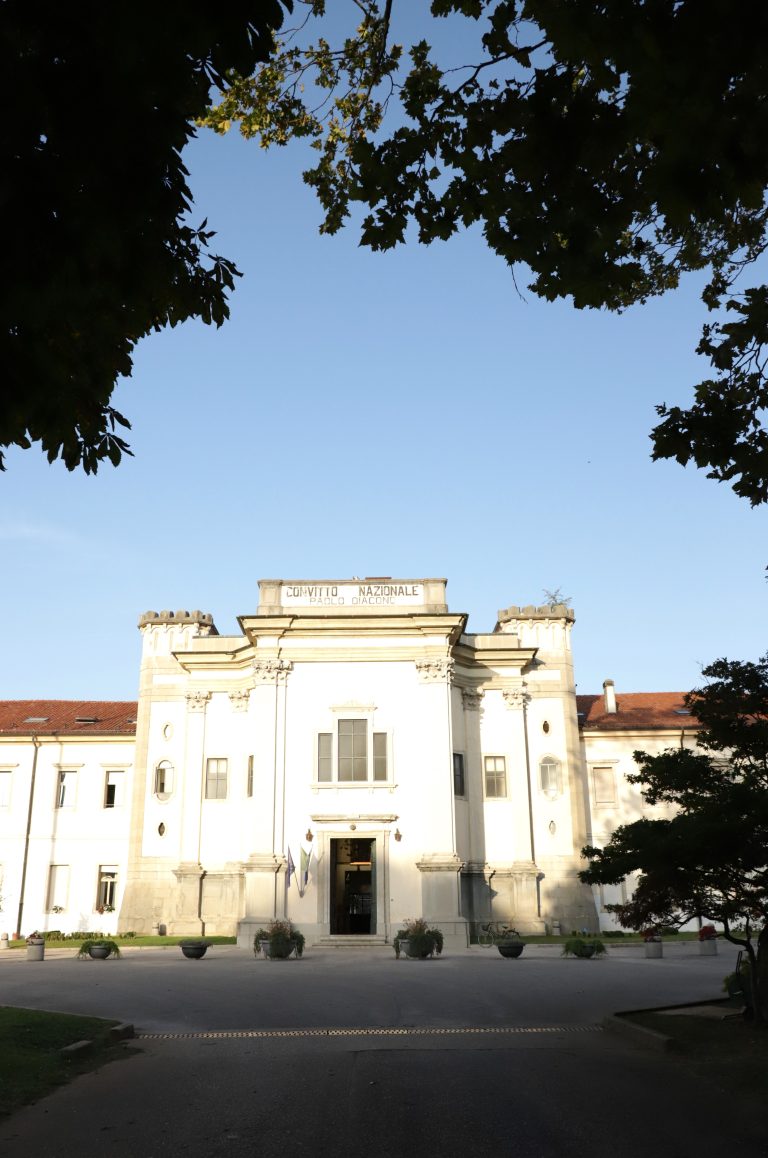 bâtiment historique avec parc boisé à l'avant plan