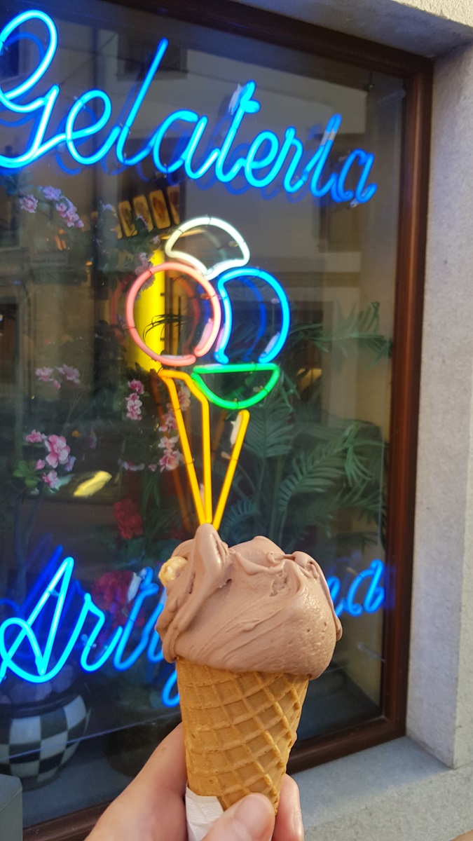 cornet de glace devant enseigne glacier artisanal