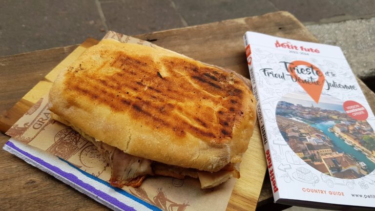 panino caldo et guide voyage sur trieste en italie