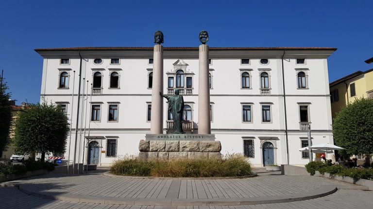 Statue sur piazza foro giulio cesare à cividale