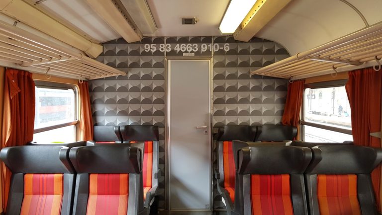 wagon intérieur rétro dans les tons de gris et orange