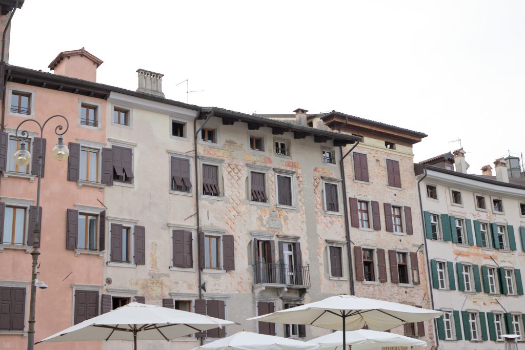 parasols sur la place matteotti à udine