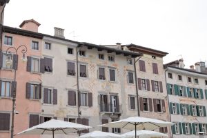 parasols sur la place matteotti à udine