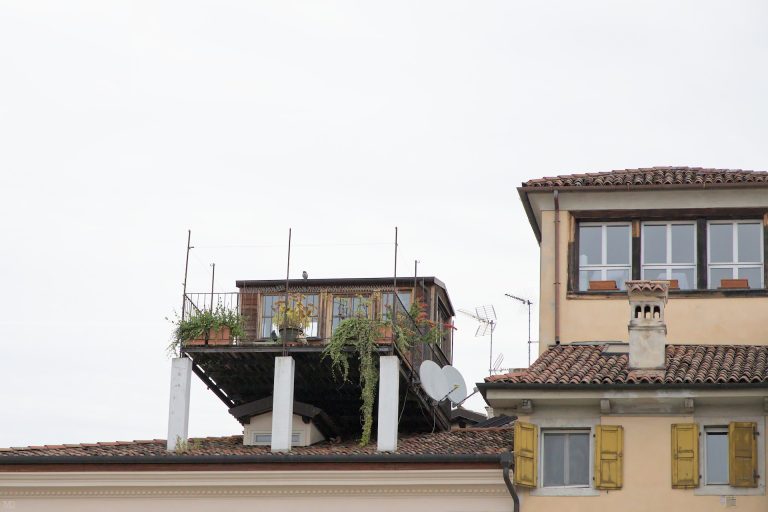 balcon fleuri sur toiture à udine