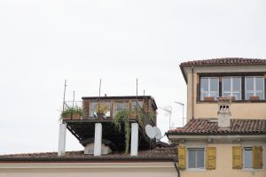 balcon fleuri sur toiture à udine